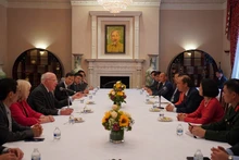 L’ambassadeur du Vietnam aux États-Unis, Nguyen Quoc Dung, reçoit le sénateur américain Patrick Leahy lors de sa visite à l’ambassade du Vietnam aux États-Unis. Photo : Ambassade du Vietnam aux États-Unis