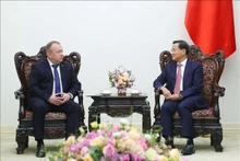 Le Vice-Premier ministre Lê Minh Khai (à droite) et le président du Comité national de l'expertise judiciaire de Biélorussie, Volkov Alexeï Alexandrovitch. Photo : VNA.