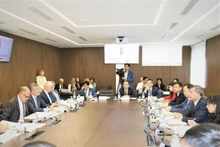 L’auditeur général de l’Audit d’Etat du Vietnam (SAV), Ngô Van Tuân travaille avec le président de la Cour des comptes italienne, Paulo Carlino, à Rome, le 21 septembre. Photo : VNA. 