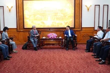 Lors de la rencontre entre le vice-président du Comité populaire de Thua Thiên Huê (au Centre), Nguyên Thanh Binh, et Masahiro Shimizu, maire adjoint de la ville de Takayama. Photo: thuathienhue.gov.vn