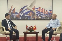 Le secrétaire du Comité provincial du Parti de Dong Nai Nguyen Hong Linh (gauche) et Roberto Morales Ojeda, membre du Bureau politique et membre permanent du Secrétariat du Parti communiste de Cuba. Photo: VNA