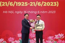 Le Président de l’Assemblée nationale, Vuong Dinh Huê (à gauche) offre un cadeau de souvenir à l’Association des Journalistes vietnamiens. Photo : VNA.