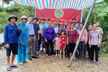 Lors de la cérémonie de mise en chantier d’un pont rural en faveur des habitants de la commune de Cat Thinh, dans le district de Van Chan. Photo: baoquocte