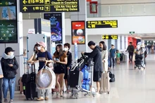 Passagers à l'aéroport international de Nôi Bài, à Hanoi. Photo : VNA.