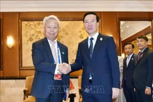 Le Président Vo Van Thuong (à droite) et le président de la Banque asiatique d'investissement dans les infrastructures (AIIB), Jin Liqun. Photo : VNA.