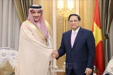 Le Premier ministre Pham Minh Chinh (à droite) et le vice-président exécutif du groupe Aramco, Yasser M.Mufti. Photo : VNA.
