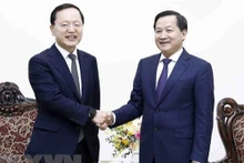 Le vice-Premier ministre Le Minh Khai (droite) et le président de Samsung Electronics de la République de Corée, Park Hark Kyu. Photo : VNA