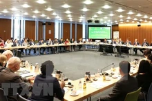 Lors d'un programme d’échanges et de promotion commerciaux à une délégation d'entreprises vietnamiennes en Allemagne. Photo : VNA