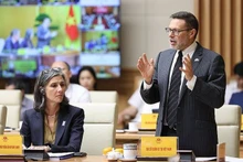 L’ambassadeur australien au Vietnam, Andrew Goledzinowski (debout). Photo : Ambassade d’Australie au Vietnam.