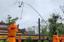 La cérémonie de retrait du Cây nêu – le mât rituel du Têt.Photo : VNA