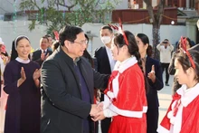 Le Premier ministre Pham Minh Chinh et des catholiques de Bac Giang. Photo : VNA.