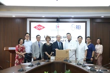 Lors de la cérémonie de remise des fournitures médicales au Département des urgences et des soins intensifs de l’Hôpital universitaire de médecine de Hanoï. Photo: thoidai