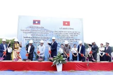 Cérémonie de mise en chantier du dortoir dans le cadre d’un projet de construction d’une école bilingue lao-vietnamienne. Photo : VNA