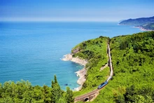 La ligne de chemin de fer nord-sud est spectaculaire pour le voyage en train. Photo: thoidai