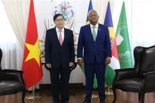 L’ambassadeur du Vietnam au Mozambique et aux Seychelles, Pham Hoàng Kim (à gauche), et le président des Seychelles, Wavel Ramkalawan. Photo : VNA.