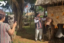 Le collectionneur d’antiquités Dang Minh Tam présente les outils de travail des habitants des Hauts Plateaux du Centre aux visiteurs. Photo : VOV