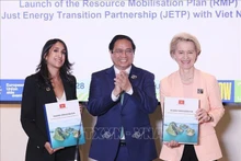Le Premier ministre Pham Minh Chinh annonce la Déclaration politique sur le partenariat de transition énergétique juste entre le Vietnam et le Groupe des partenaires internationaux. Photo : VNA 