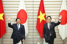 Le Premier ministre vietnamien, Pham Minh Chinh (à gauche) et son homologue japonais, Kishida Fumio. Photo : VNA.