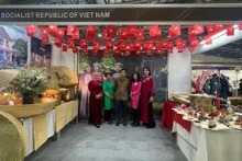 Le stand vietnamien proposant une cuisine traditionnelle et des produits artisanaux uniques a attiré l’attention des visiteurs. Photo: VOV