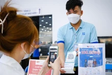 Paiement sans numéraire dans un magasin électronique de la rue Nguyên Van Linh, à Dà Nang Photo : tuoitre.vn