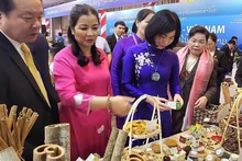 Lors de la conférence sur le développement des villages artisanaux, des zones de matières premières et de la vente des produits Hanoï - Vientiane 2023. Photo: baocongthuong