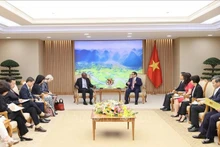 Le Premier ministre Pham Minh Chinh (à droite) et le directeur général de l’Organisation internationale du travail (OIT) Gilbert F. Houngbo. Photo : VNA