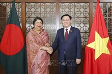 Le Président de l’Assemblée nationale du Vietnam, Vuong Dinh Huê et la Présidente du Parlement du Bangladesh Shirin Sharmin Chaudhury, à Dhaka, le 21 septembre. Photo : VNA.