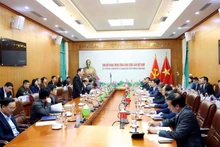 Lê Hoai Trung, président de la Commission des relations extérieures du Comité central du Parti communiste du Vietnam lors d'une réunion avec les chefs d’organes de représentation du Vietnam à l’étranger. Photo: BQT