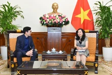 La vice-ministre vietnamienne des Affaires étrangères et présidente du Comité d’État chargé des Vietnamiens résidant à l’étranger, Lê Thi Thu Hang (à droite) et le président d'AVSE Global, le professeur Nguyen Duc Khuong. Photo: baoquocte