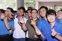 Le Premier ministre Pham Minh Chinh et de jeunes électeurs de Cân Tho. Photo : VNA.