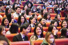 Le colloque « Intégration internationale et opportunités pour la jeunesse vietnamienne » attire la participation de nombreux jeunes. Photo: baoquocte