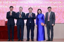 Le Président de l'Assemblée nationale (AN), Vuong Dinh Huê et les responsables de l'Audit de l'Etat. Photo : VNA