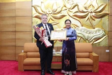 La présidente de l’Union des organisations d’amitié du Vietnam, Nguyên Phuong Nga (à droite), remet l’insigne « Pour la paix et l’amitié entre les peuples » à l’ambassadeur du Brésil au Vietnam, Fernando Apparício da Silva. Photo: thoidai.com.vn