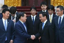 Le Vice-Premier ministre vietnamien, Lê Minh Khai (à gauche) et Muraoka Tsugumasa, gouverneur de la préfecture japonaise de Yamaguchi. Photo : VNA.