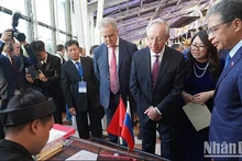L'ambassadeur vietnamien en Russie, Dang Minh Khoi, et le vice-ministre russe des Affaires étrangères, Mikhaïl Galouzine, et le président de la commission des Affaires extérieures de Saint-Pétersbourg, Evgueni Grigoriev, lors de la cérémonie de célébration du 78e anniversaire de la Fête nationale du Vietnam en Russie. Photo : NDEL