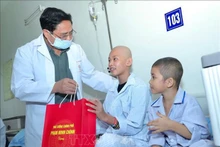 Le 28 septembre, le Premier ministre Pham Minh Chinh a rendu visite et remis des cadeaux aux enfants défavorisés soignés à l'Institut national d'hématologie et de transfusion sanguine, à l'occasion de la fête de la mi-automne qui tombe le 29 septembre de cette année.