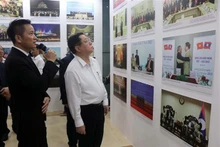 Nguyên Trong Nghia, secrétaire du Comité central du Parti et chef de la Commission centrale de la sensibilisation et de l'éducation, visite l'exposition de photos. Photo : VNA.