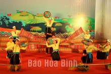 Les costumes des Muong sont connus pour leurs propres caractéristiques et leur beauté. Photo: baohoabinh