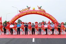 Le Premier ministre Pham Minh Chinh (centre) coupe le ruban pour inaugurer le pont Nhu Nguyêt 2. Photo: VNA.