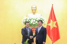 Le ministre de l'Industrie et du Commerce, Nguyen Hong Dien (à droite), et l’ambassadeur du Chili au Vietnam, Sergio Narea. Photo: ministère de l'Industrie et du Commerce