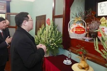 Le Président de l'Assemblée nationale Vuong Dinh Huê offre de l'encens en hommage au défunt Président Hô Chi Minh à la Maison 67. Photo : VNA.