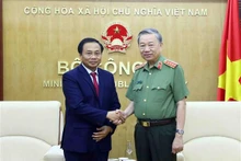 Le général To Lam, ministre de la Sécurité publique (droite), reçoit le chef du bureau de représentation du ministère lao de la Sécurité publique au Vietnam, Phayvanh Sitthi Chanh. Photo: VNA