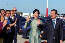 Le Président vietnamien, Vo Van Thuong, et son épouse à l'aéroport international de Fiumicino, en Italie, avant leur retour au Vietnam. Photo : VNA.
