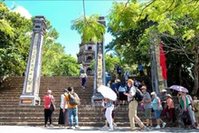 Les visiteurs à la pagode Thiên Mu. Photo : VNA.