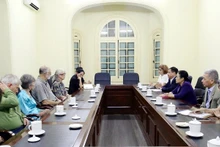 Lors de la encontre entre l’ambassadrice Nguyen Phuong Nga, présidente de l’Union des organisations d’amitié du Vietnam, et Jerilyn Brusseau, cofondatrice et présidente de PeaceTrees Vietnam. Photo: thoidai