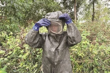 Quách Kim Y avec sa tenue de protection. Photo: DV/CVN.