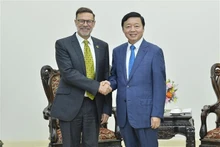 Le vice-Premier ministre Tran Hong Ha (droite) et l'ambassadeur d'Australie au Vietnam, Andrew Goledzinowski. Photo : VNA