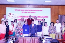 Phan Anh Son, vice-président et secrétaire général de l'Union des organisations d'amitié du Vietnam, et les ambassadeurs de la Force de l'amitié internationale. Photo: thoidai.com.vn