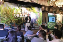 Marco Schlueter, responsable de la stratégie et du développement international de Naturland, partage des opportunités de coopération et d’élargissement du marché des produits bio au Vietnam. Photo: Truong Giang/VNA