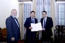Le chef du Département consulaire du ministère des Affaires étrangères, Doan Hoang Minh, remet un exequatur à Pham Truong, consul honoraire de la République tchèque à Hai Phong.Photo: baoquocte